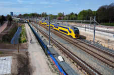 824232 Gezicht op het spoor langs het Houtensepad (links) te Utrecht, gezien vanaf de Waterlinieweg, tijdens de ...